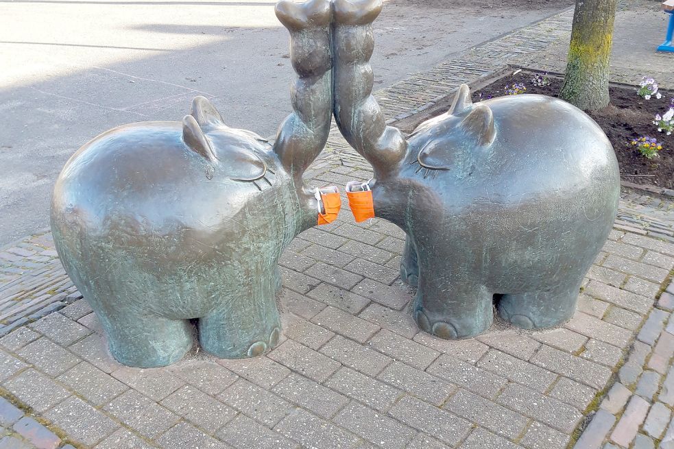 Küssen verboten! Auch die Ottifanten-Bronzestatuen auf einem Platz in Ottos Emder Heimatstadtteil Transvaal tragen zurzeit einen Mundschutz. Bild: Privat