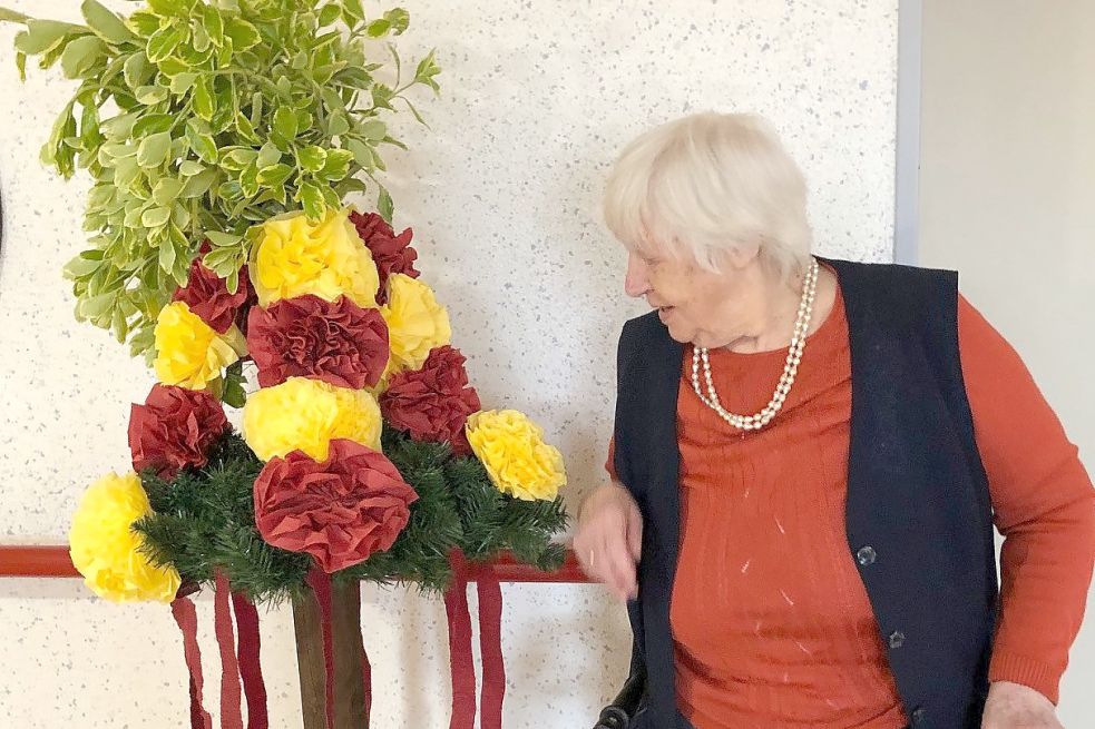 Im Altenzentrum Rheiderland ziert dieser Maibaum im Miniformat einen der Wohnbereiche. Bild: Altenzentrum