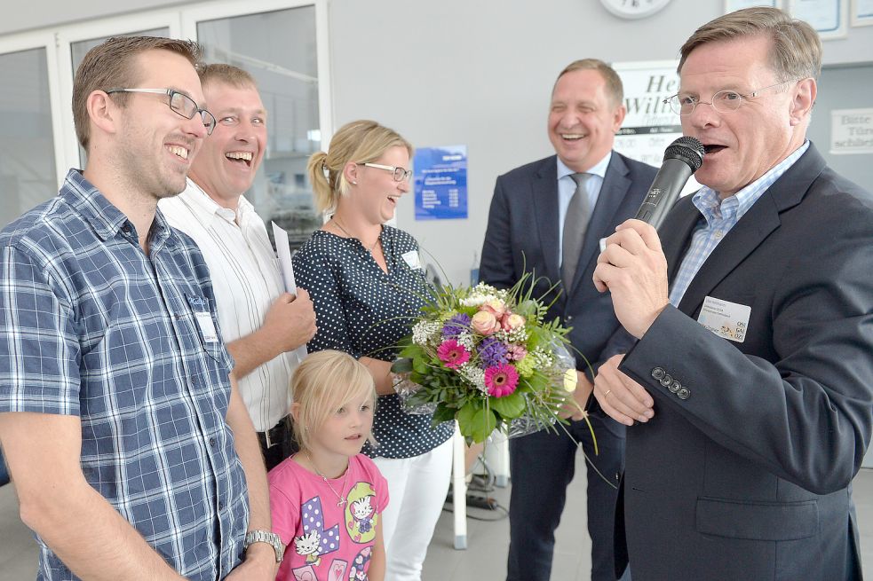 OZ-Chefredakteur Uwe Heitmann (rechts) führte durch die Veranstaltung. Gute Laune herrschte auch, als Autohaus-Janssen-Geschäftsführer Torsten Schulze (Zweiter von rechts) Siegerin Franziska Otremba (von rechts), Mann Bernd, Tochter Katharina und Schwager Florian den Hauptpreis überreichen wollte. Bild: Ortgies
