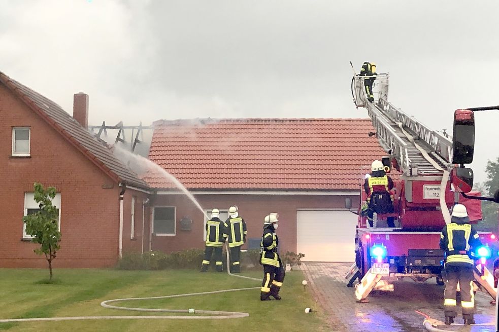 Die Einsatzkräfte aus Westrhauderfehn hatten zum Löscheinsatz die Drehleiter mitgebracht. Bild: Janßen