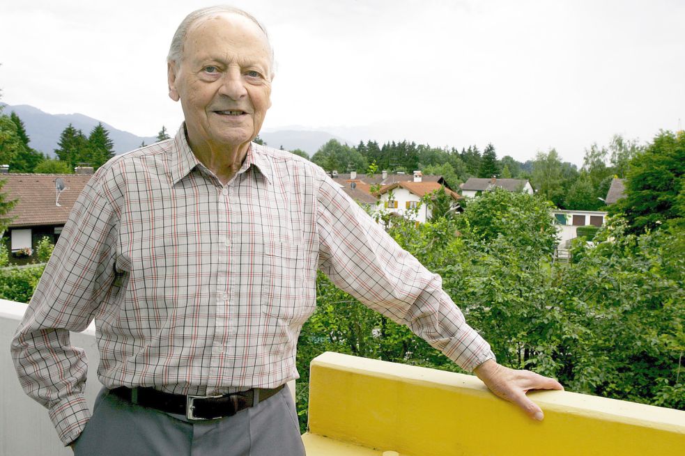 Karl Wald, der Erfinder des Elfmeterschießens. 1970 veränderte der ehemalige Schiedsrichter mit seiner Idee den Fußball. 2011 verstarb er, doch seine Erfindung reicht weit über seinen Tod hinaus. DPA-Bild: Schrader