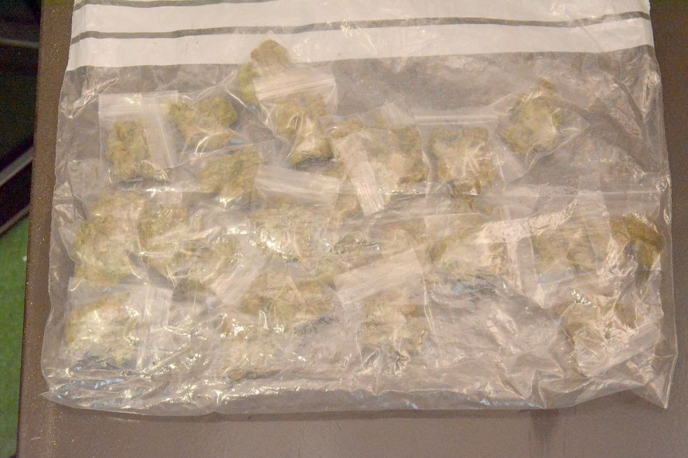 Die Ermittler fanden auch zum Verkauf portioniertes Rauschgift. Bild: Polizei
