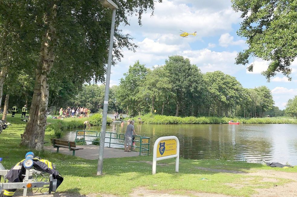 Der Rettungshubschrauber kreiste über dem See. Bild: Radtke