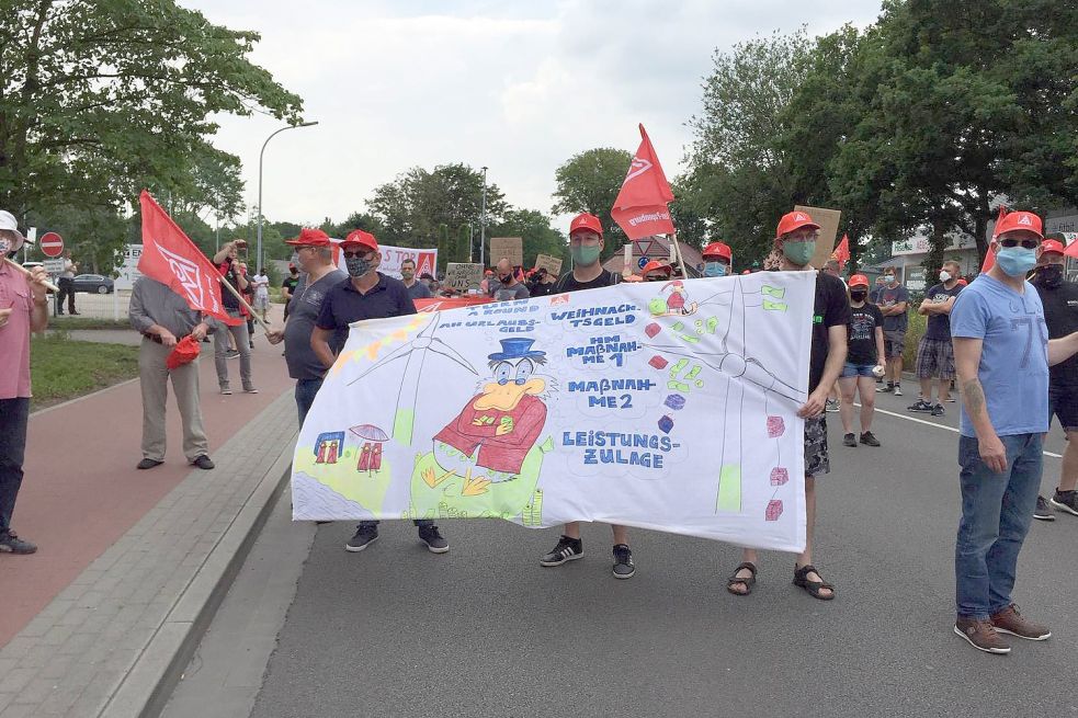 Die Mitarbeiter demonstrieren gegen die Streichung des Urlaubsgeldes. Bild: Luppen
