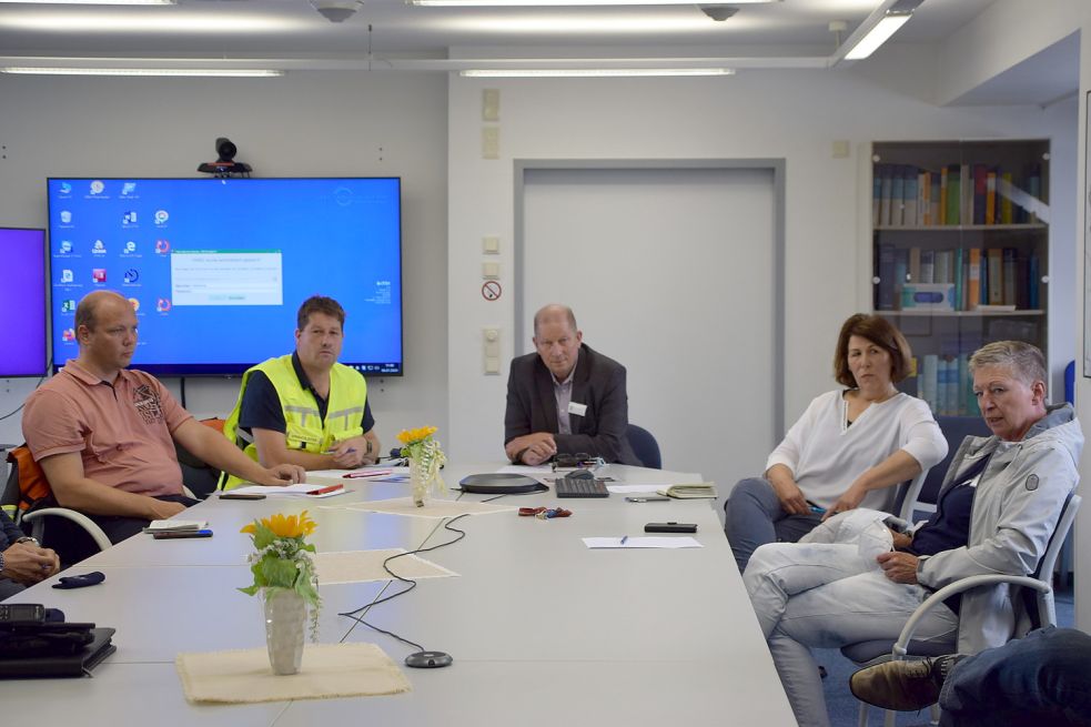 Bei der Pressekonferenz: Thomas Weege, stellvertretender Stadtbrandmeister von Norden, Stadtbrandmeister Thomas Kettler, Claus Eppmann, Sprecher der Geschäftsführung der Trägergesellschaft Kliniken Aurich-Emden-Norden, Andrea Janssen, Pressesprecherin der Trägergesellschaft, Dr. Astrid Gesang, Medizinische Geschäftsführerin.