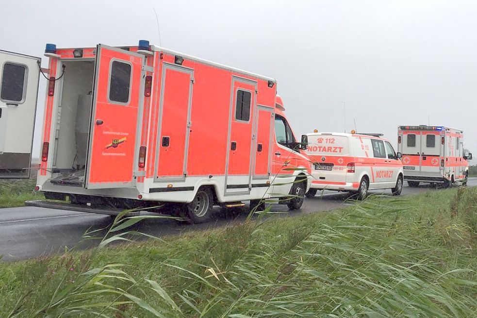 Zahlreiche Rettungswagen sind an der Unfallstelle im Einsatz.
