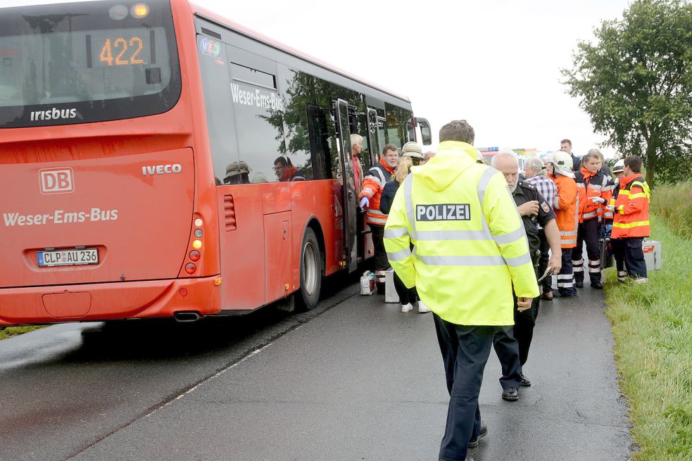 Die Helfer kümmerten sich um die Unfallopfer und brachten sie in einen Ersatzbus.