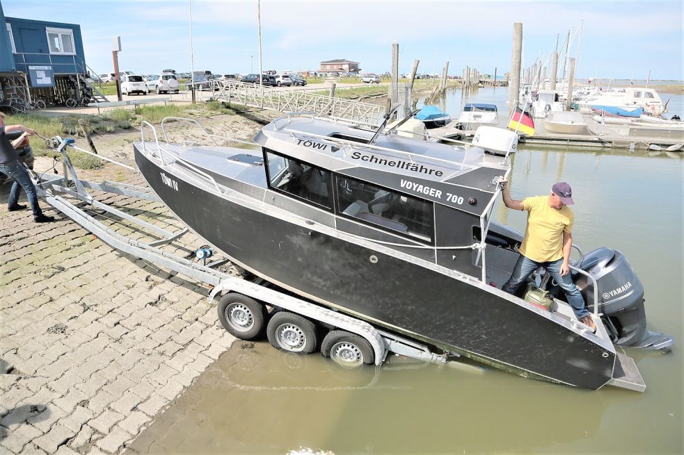 Das Minischiff wurde am Montag in Neßmersiel zu Wasser gelassen.