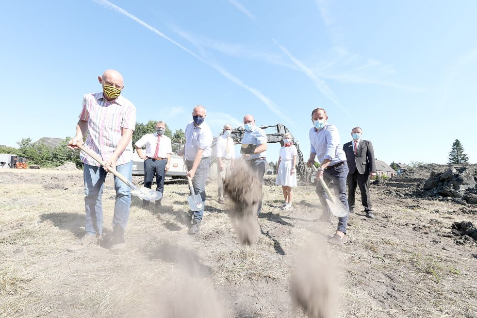 Helmut Kohlen vom TuS Hinte (vorne, von links), Bürgermeister Uwe Redenius, Jochen Eichhorn (EBB) und Bauunternehmer Stefan Rick beim symbolischen Spatenstich. Mit dabei waren auch Klaus Linkert von der Sparkasse (hinten, von links), Gerhard Ludolph (EBB), Heidi Peters und Jens Jann (beide Sparkasse). Bild: Hock