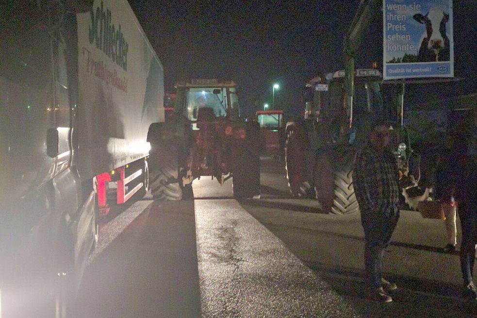 50 Milchbauern haben in der Nacht zu Montag das Zentrallager von Aldi-Nord in Hesel blockiert. (Bild: privat)