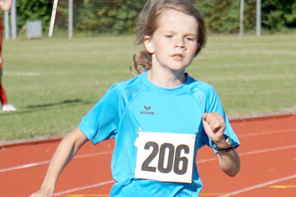 Trotz Hitze knackte Talea Pfluger über die 800 Meter einen seit 1985 bestehenden Ostfrieslandrekord.