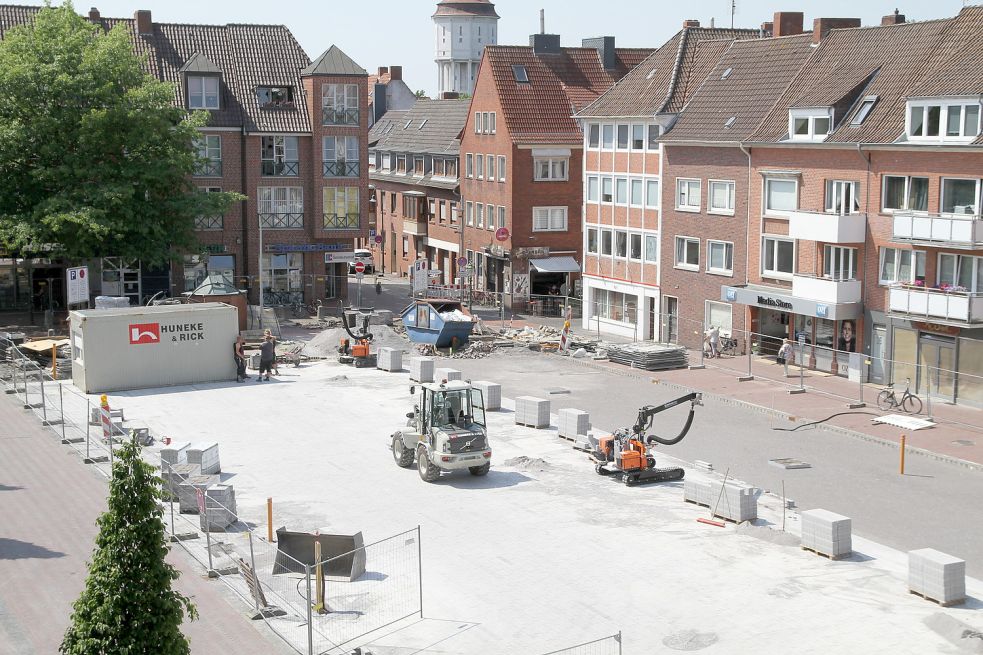 Auf dem Neuen Markt in Emden biegt die Sanierung auf die Zielgerade ein. Im Herbst soll der zentrale Platz wiedereröffnet werden. Bild: Päschel