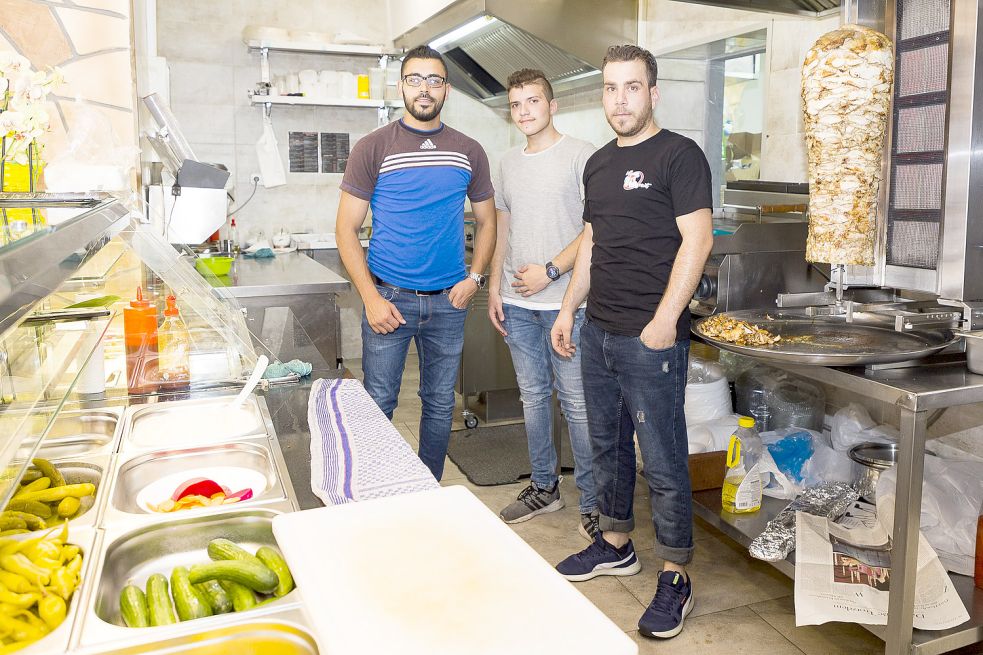 Sie bewirten die Gäste im arabischen Restaurant "Mr. Orient": (von links) Almawla Hamza, Zaher Arbash und Betreiber Raafet Alghazawy.