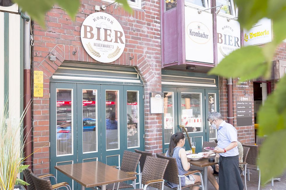 Die Kneipe "Bier-Kontor" ist seit dem März dicht. Die Tische davor nutzt zurzeit das benachbarte italienische Restaurant "La Trattoria".