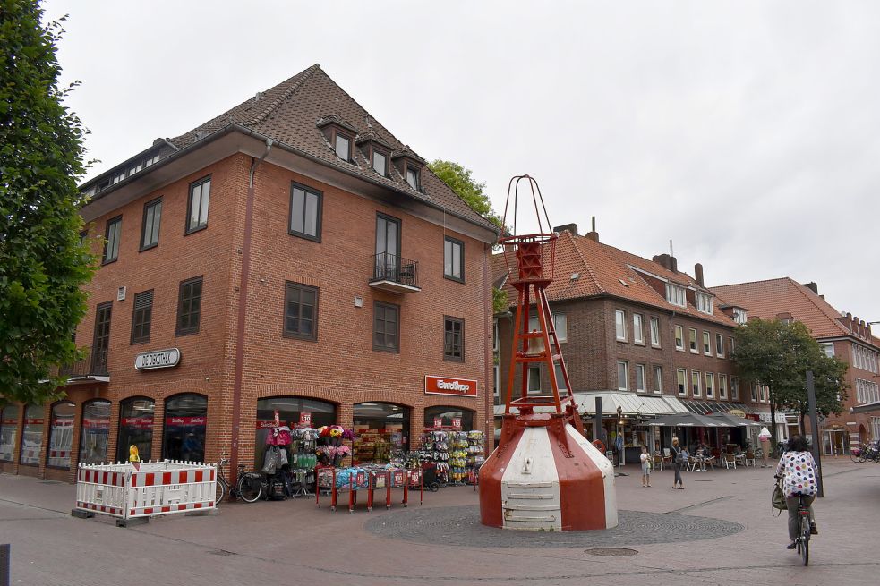 Noch ist in der alten Stadtwaage in der Emder Innenstadt ein Ein-Euro-Laden untergebracht. Das könnte sich mit einem Investor ändern. Bild: Hanssen