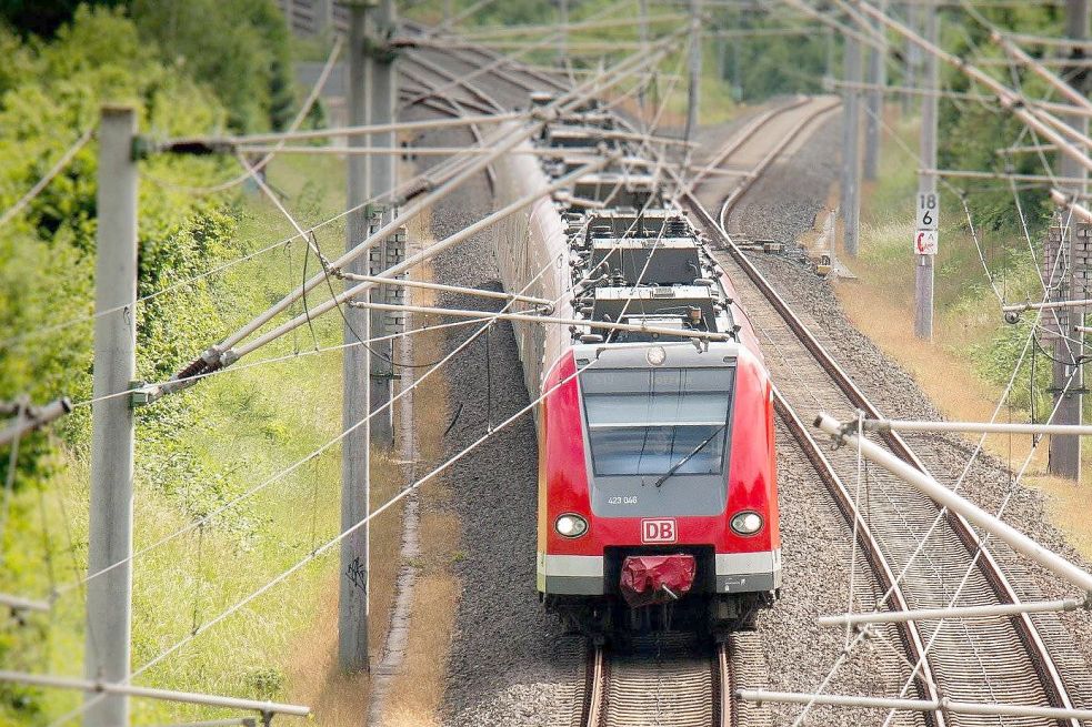 Von der Streckensperrung sind zeitweise sowohl die Westfalenbahn, die auf der Strecke zwischen Leer und Emden Außenhafen fährt, als auch die Züge der Deutschen Bahn, die von Leer bis Norddeich Mole fahren, betroffen. Symbolbild: Pixabay