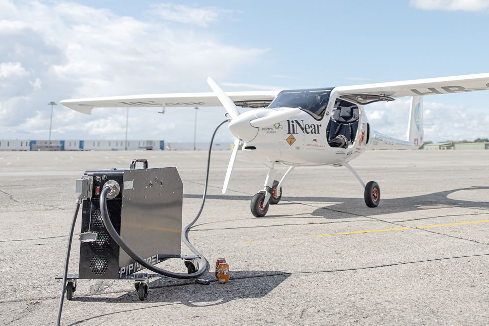 Das Ladegerät wird von der Bodencrew transportiert. Bild: shapes Videoproduktion/Elektro-Weltrekordflug