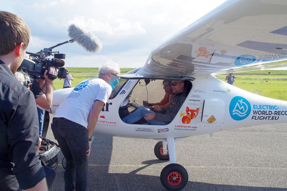 Der Norderneyer Tobias Pape, Mitveranstalter des Rekordversuchs, begrüßte seine Mitstreiter am Mittwochnachmittag bei der Landung auf der Insel. Bild: Leidig