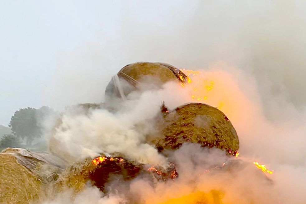 Als die Feuerwehren eintrafen, standen sie Ballen bereits in Brand. Bild: Feuerwehr