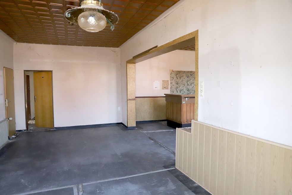 Durch ein zerbrochenes Fenster ist der Blick ins Innere des Dorfkruges möglich. Bild: Hock