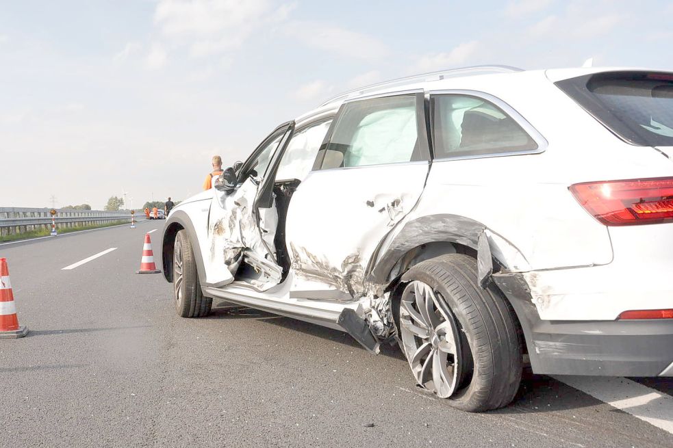 Auch ein Audi wurde in den Unfall verwickelt. Er wurde auf der Fahrerseite stark beschädigt. Bild: Wolters
