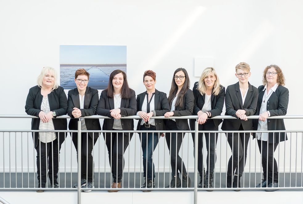 Das Hausnotruf-Team der Firma Sandersfeld Sicherheitstechnik in Leer mit Monika Caspers (4.v.l.) an der Spitze, freut sich über den neuen Standort. Das Bild ist vor der Corona-Pandemie entstanden. Bild: Feuerquell Fotografie