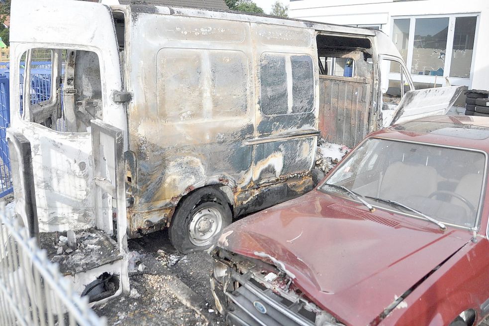 Zwei Fahrzeuge verbrannten. Bild: Wolters