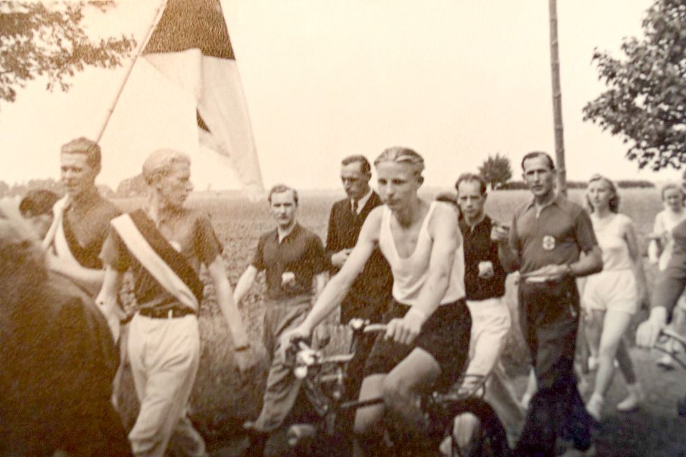 Beim 30-jährige Bestehen des TuS Mittegroßefehn trug Hermann Aden (links) 1951 die Vereinsfahne.