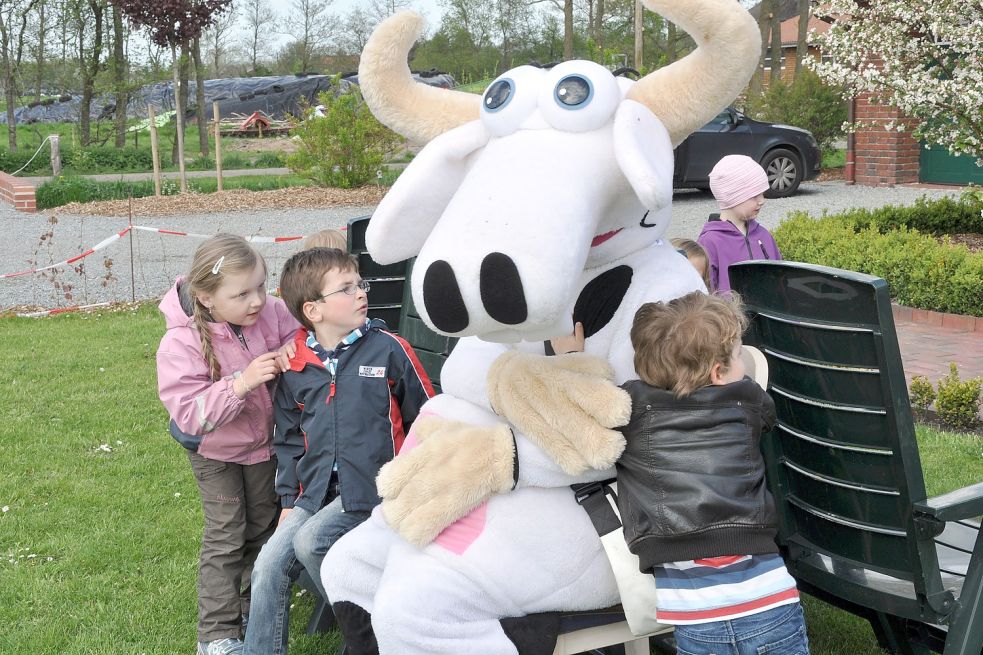 Die Reporterkuh Roxi hat schon die Herzen vieler Kinder erobert – zum Beispiel als Überraschungsgast bei Kindergeburtstagen. Bild: privat