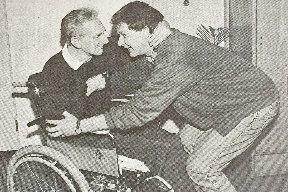 Edo Buntjer (rechts) hilft 1995 im Bunder Pflegeheim einem Mann aus dem Rollstuhl.