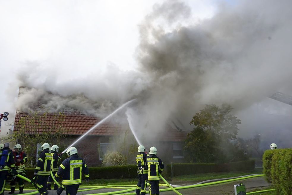 Bei dem Brand stieg eine dunkle Rauchsäule auf. Bild: Feuerwehr