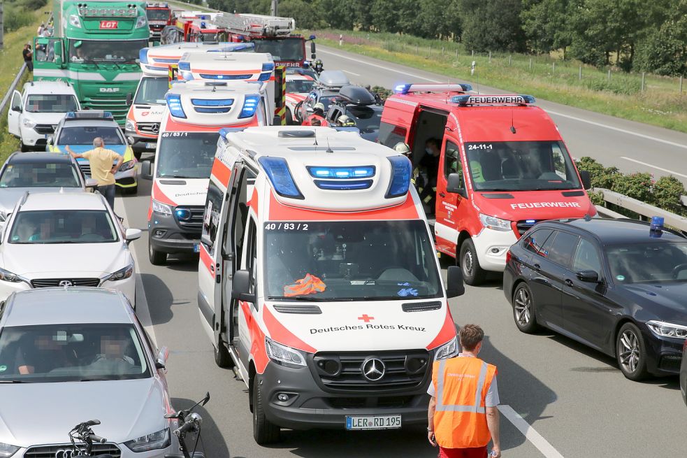 Zahlreiche Einsatzkräfte wurden auf die Autobahn gerufen. Bild: Loger