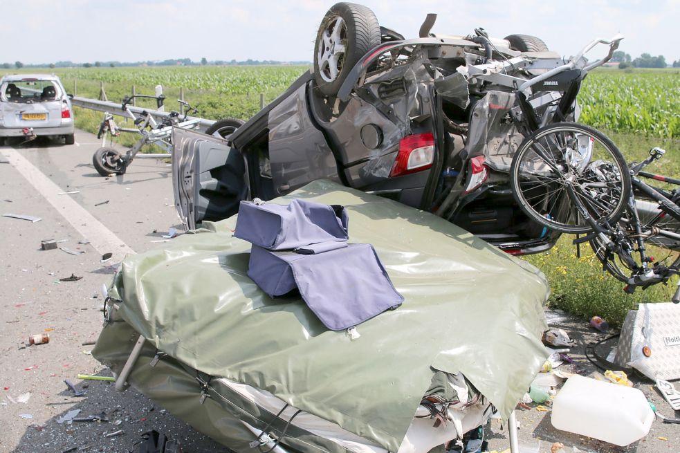 Durch die Wucht des Aufpralls überschlug sich ein Auto und blieb auf dem Dach liegen. Bild: Loger