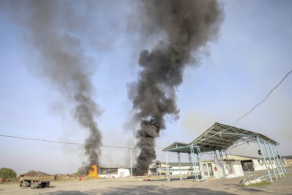 Schwarzer Rauch steigt nach einem Beschuss über einer Fabrik in der Stadt Tartar auf. Bild: Karimov/AP/DPA