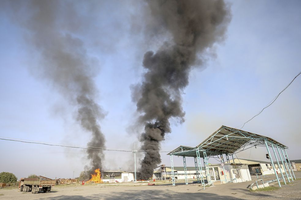 Schwarzer Rauch steigt nach einem Beschuss über einer Fabrik in der Stadt Tartar auf. Bild: Karimov/AP/DPA