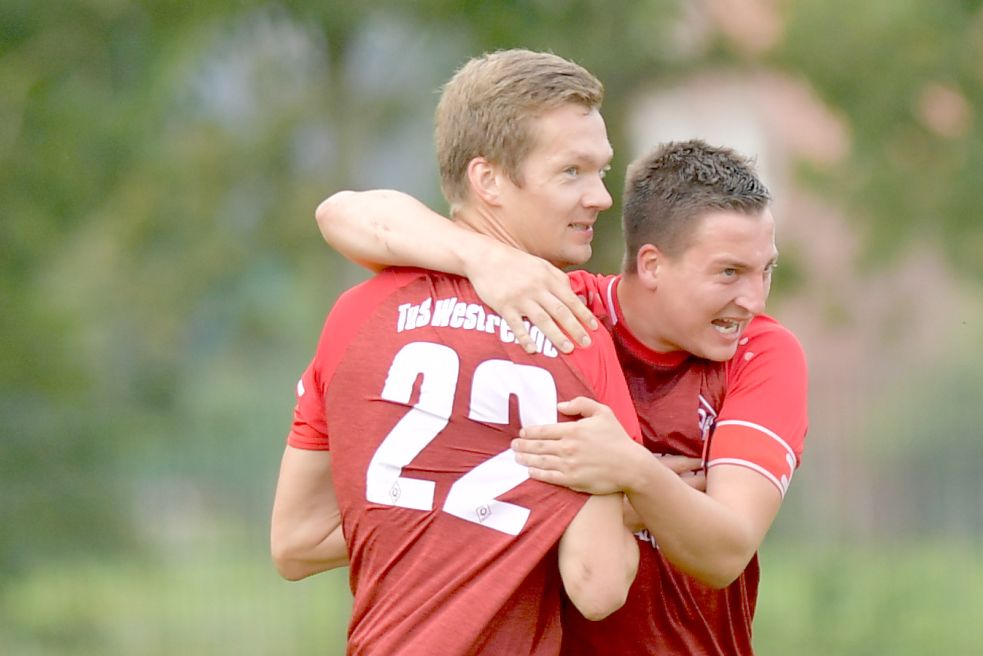 Hier jubeln die Westerender Behrend Janssen (links) und André Hölscher über einen Treffer beim 5:1-Derbysieg gegen Ihlow Anfang Oktober. Einer der Treffer bringt Janssen einen Monat später ins ZDF-Sportstudio. Bild: Ortgies
