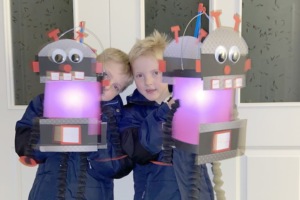 Die Zwillinge Claas und Clemens de Wall zeigen ihre gebastelten Roboter-Laternen.