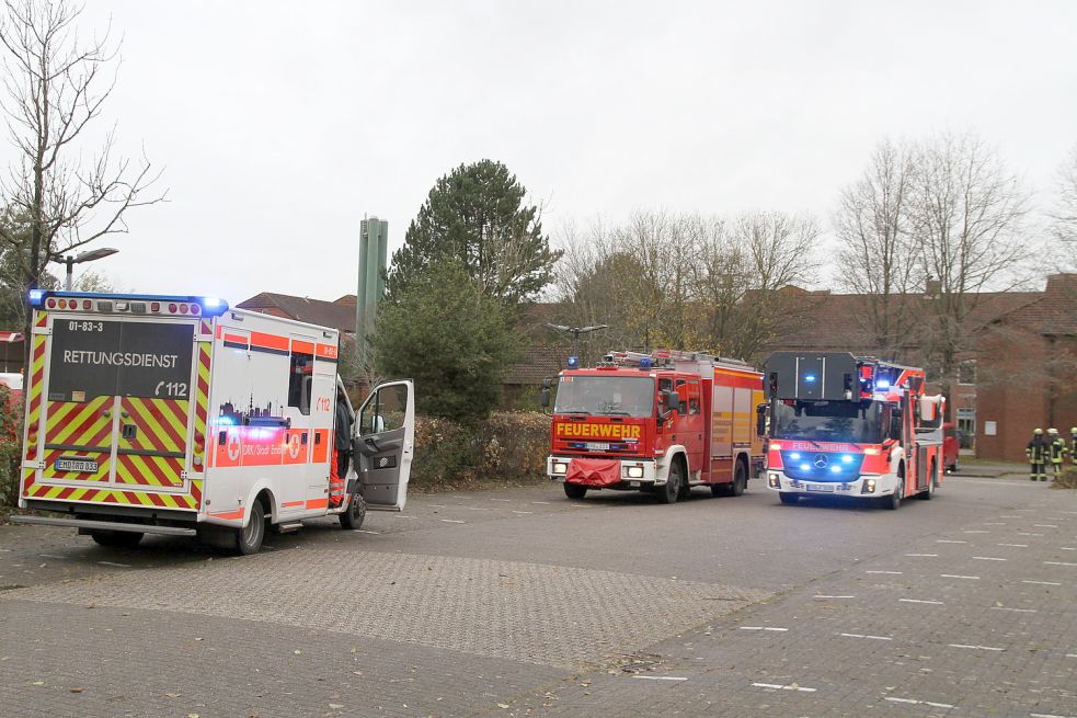 Feuerwehr, Rettungsdienst und Polizei sind mit rund 30 Einsatzkräfte vor Ort. Bild: Päschel