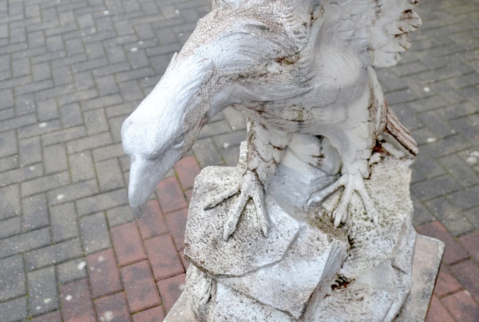 Auch andere Dinge, wie dieser Deko-Adler, der vor dem Haus steht, wurden verunstaltet.