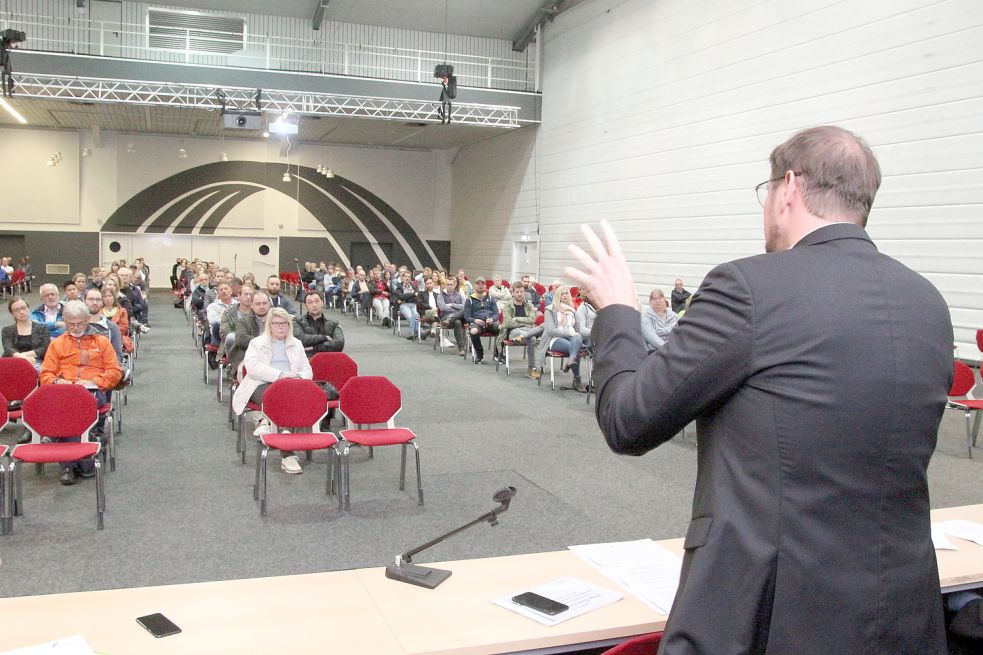 Emdens Oberbürgermeister Tim Kruithoff erläuterte die Pläne vor etwa 200 Zuhörern in der Nordseehalle. Bild: Päschel