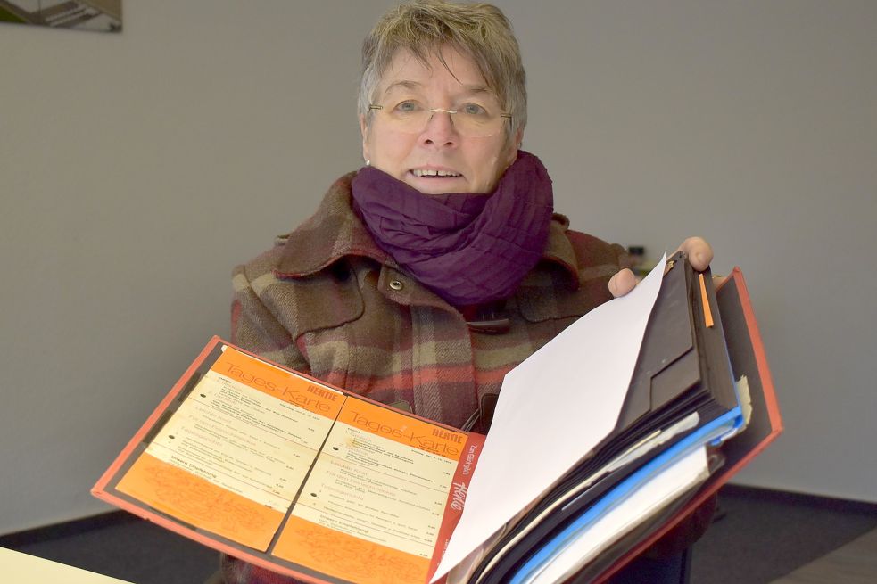 Über die Jahre hat Marlies Grimjes viele Zeitungsartikel und Berichte zum Kaufhaus Hertie gesammelt - auch alte Speisekarten aus dem Restaurant hat sie noch. Bild: Hanssen