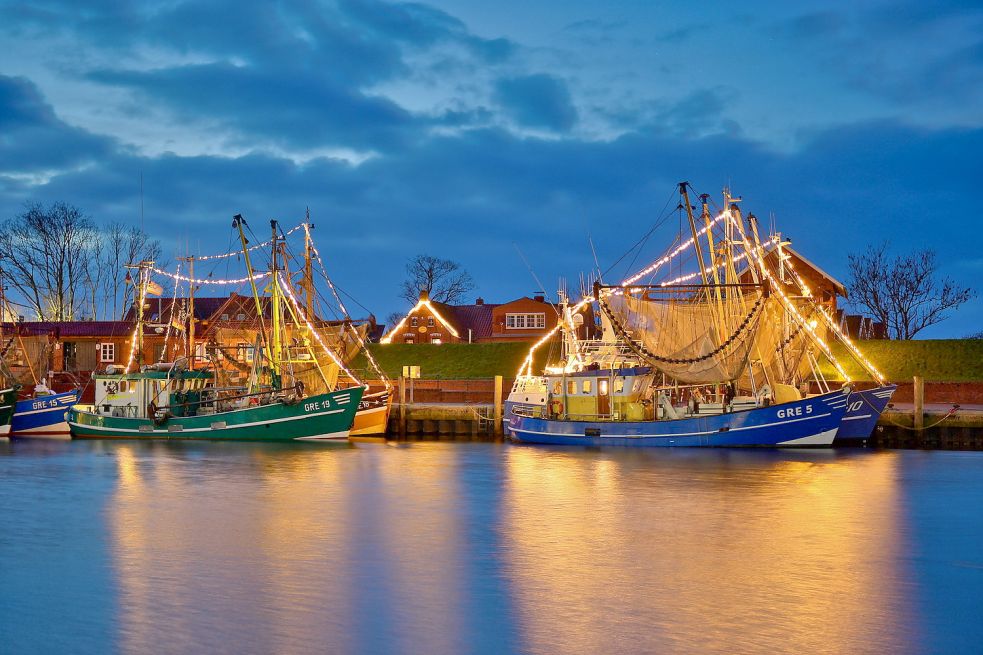 Die geschmückten Kutter in Greetsiel: 01378/22704019–01. Bild: Wagenaar