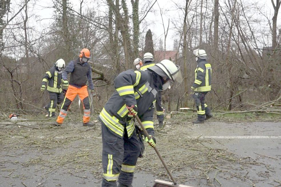 Die Feuerwehr säuberte die B 436. Bild: Loger
