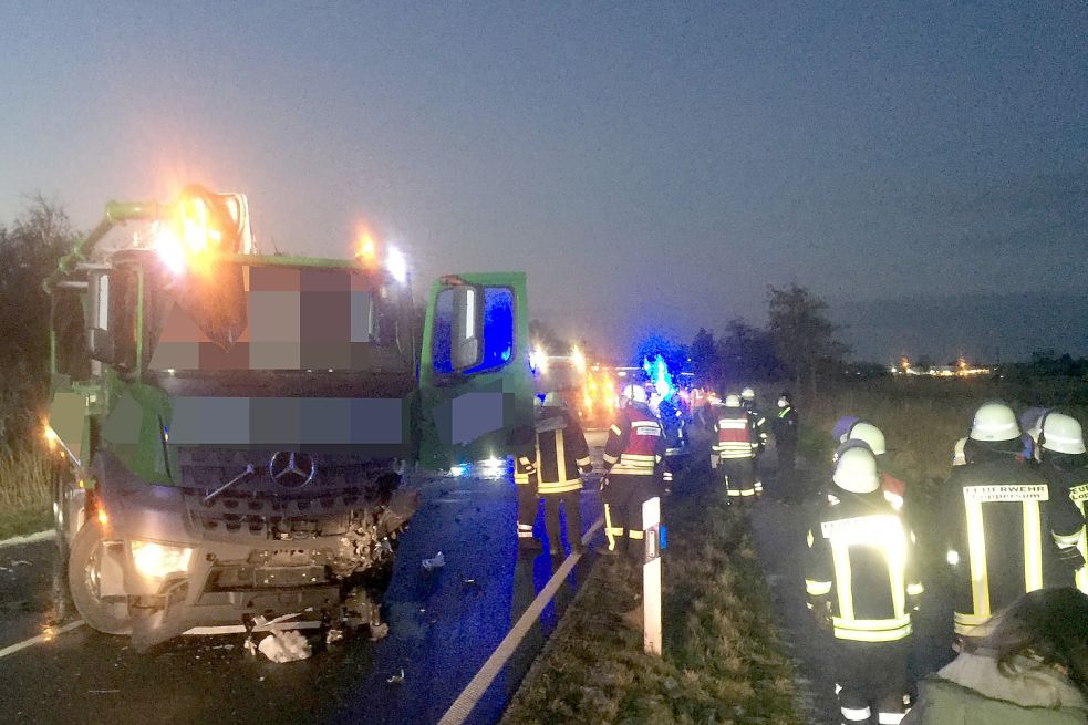 Der Laster einer Betonfirma blieb nach dem Zusammenstoß auf der Straße liegen. Im Einsatz waren zahlreiche Rettungskräfte. Bild: Päschel