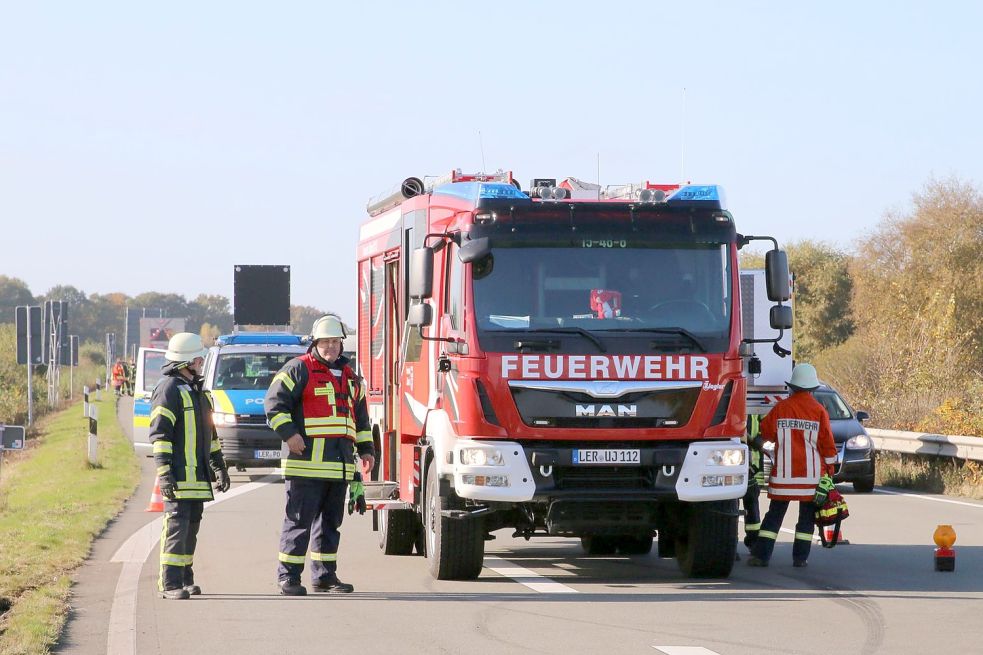 Die Fahrbahn wurde halbseitig gesperrt.