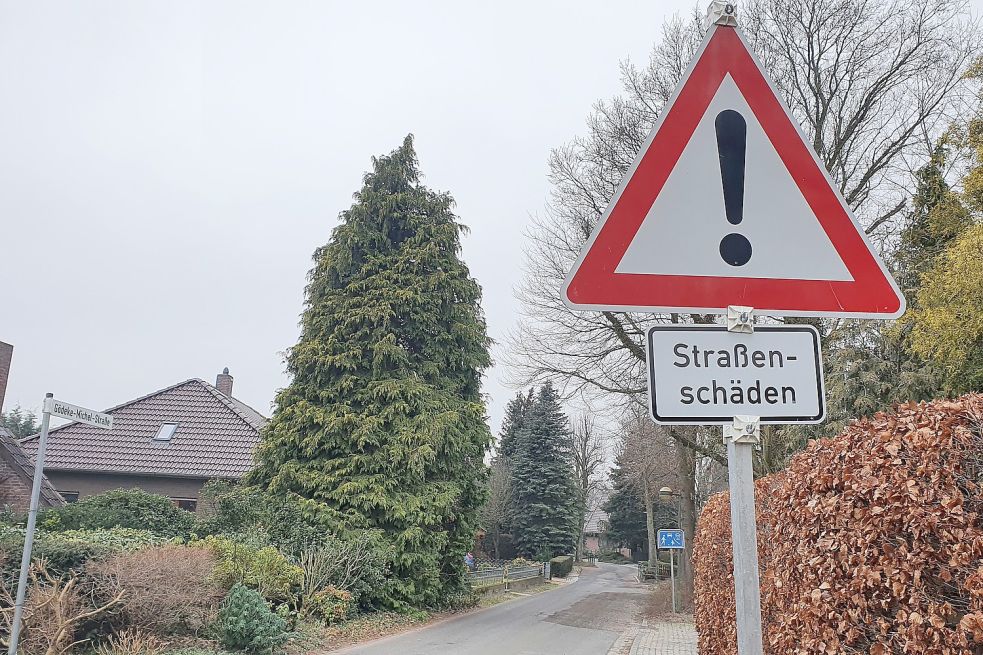 Schon seit langer Zeit warnt dieses Schild Verkehrsteilnehmer vor Straßenschäden in der Goedeke-Michel-Straße in Weener. Bild: Gettkowski