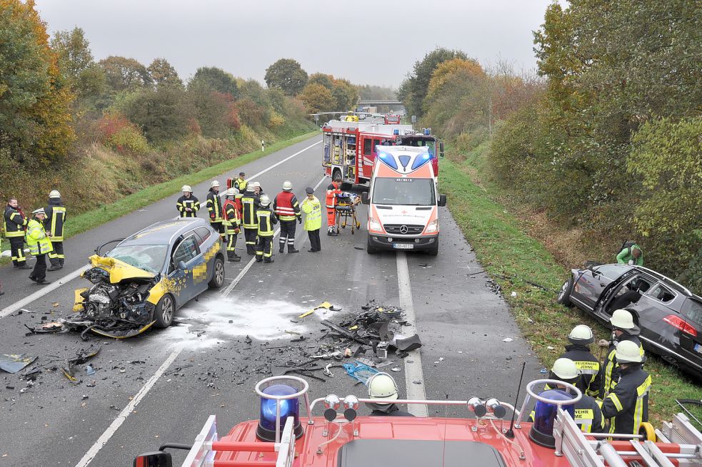 Ein Auto wurde nach dem Zusammenstoß in den Graben geschleudert.