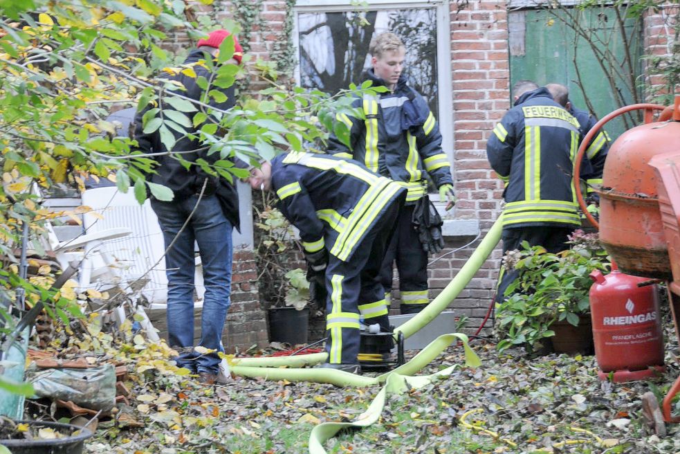 Am Freitagmorgen kam in Bingum auch die Feuerwehr bei der Suche nach der Vermissten zum Einsatz. Sie pumpte zwei Brunnen leer. Bild: Wolters