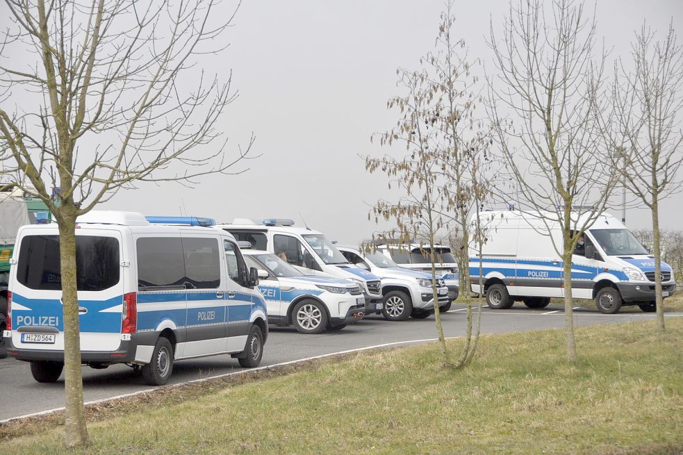 Die Polizei war mit viel Personal an der Jann-Berghaus-Brücke in Leer vertreten. Bild: Wolters