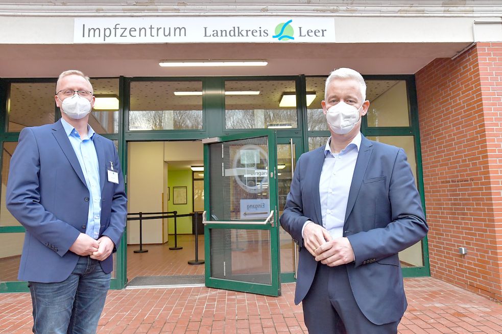 Der Leiter des Impfzentrums Wilfried Harms (links) und Landrat Matthias Groote. Bild: Ortgies